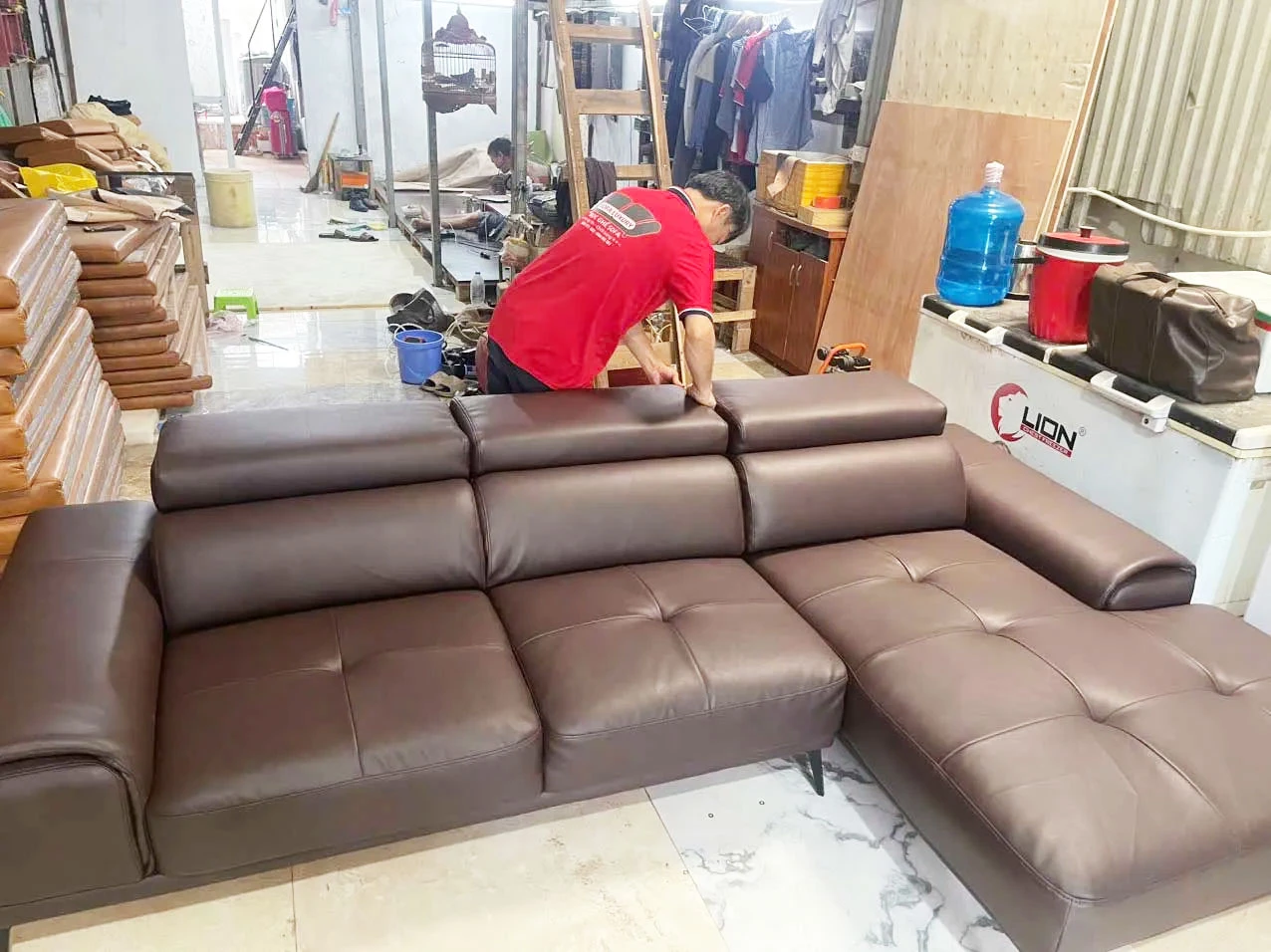 Bọc lại ghế sofa tại xưởng của Nhất Long